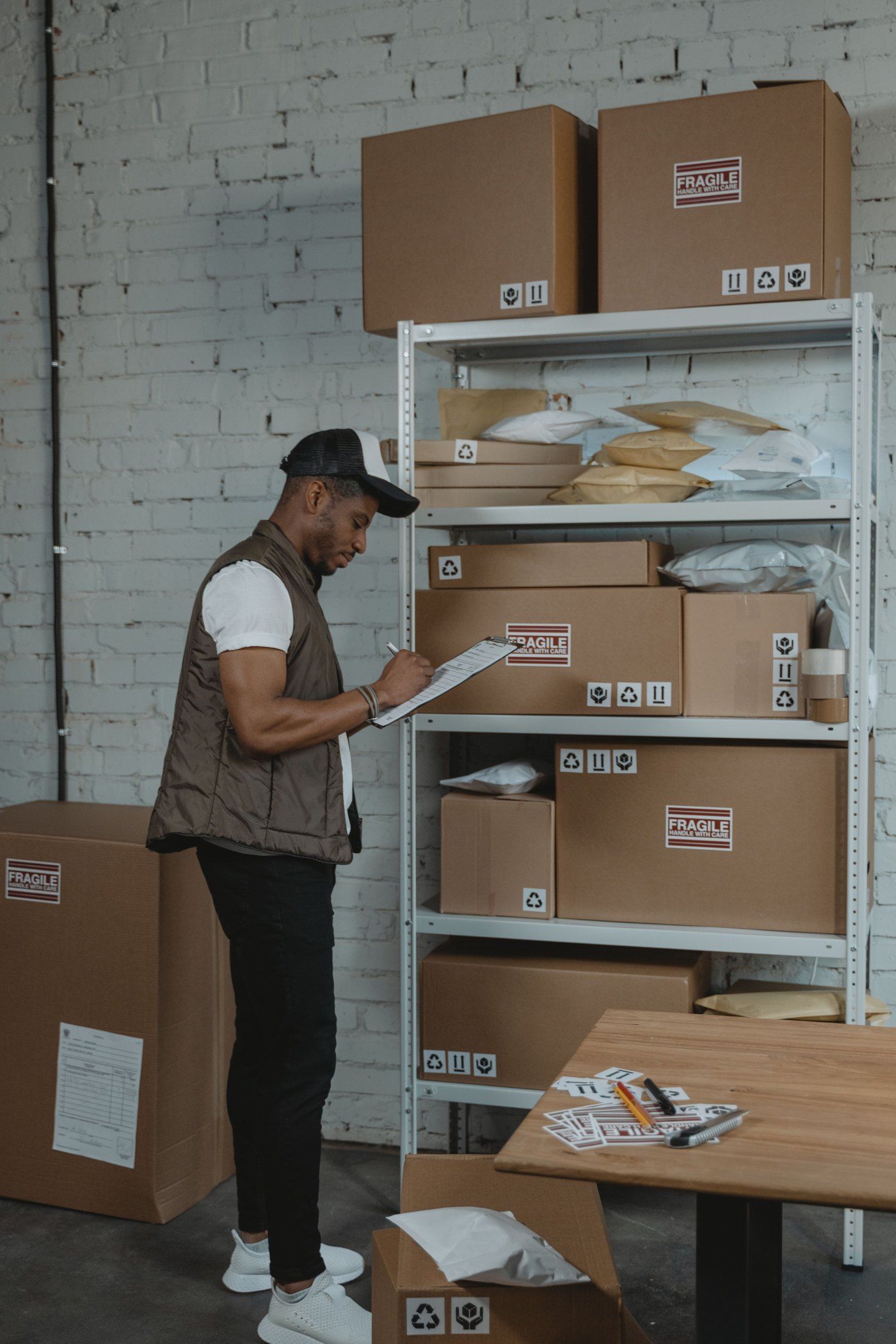 Persona registrando inventario de cajas en una bodega
