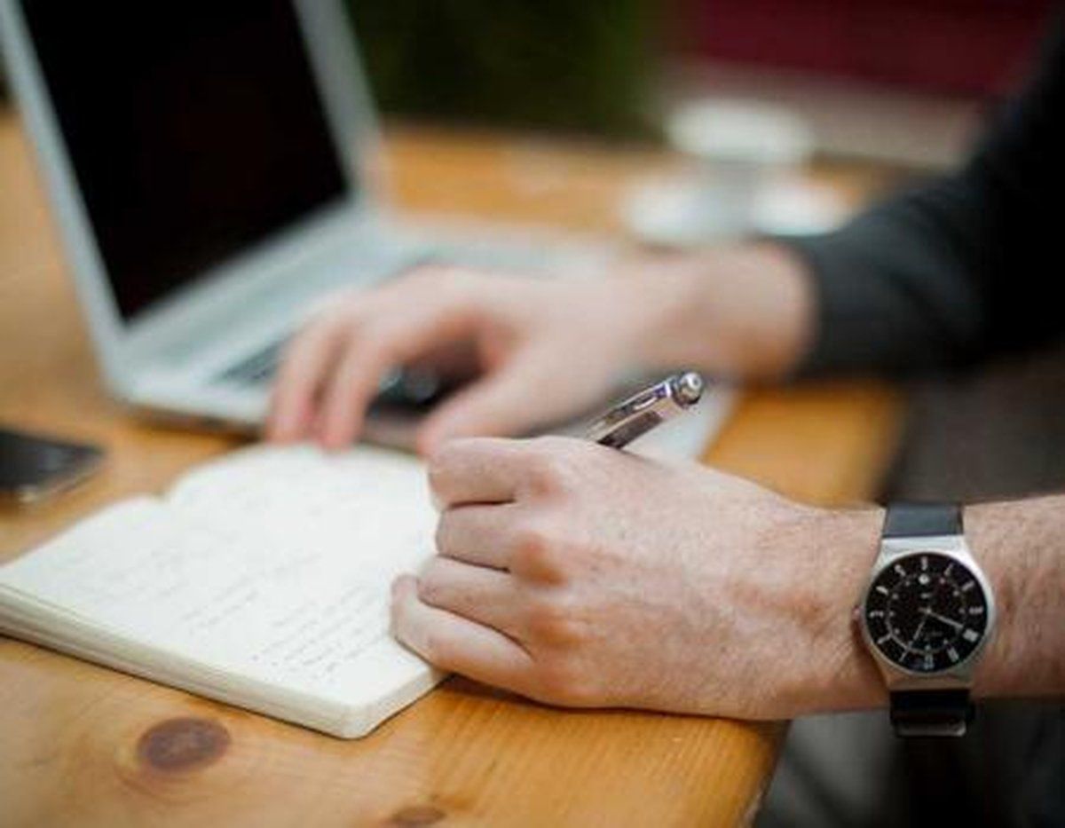 Persona revisando cuentas por cobrar en su escritorio