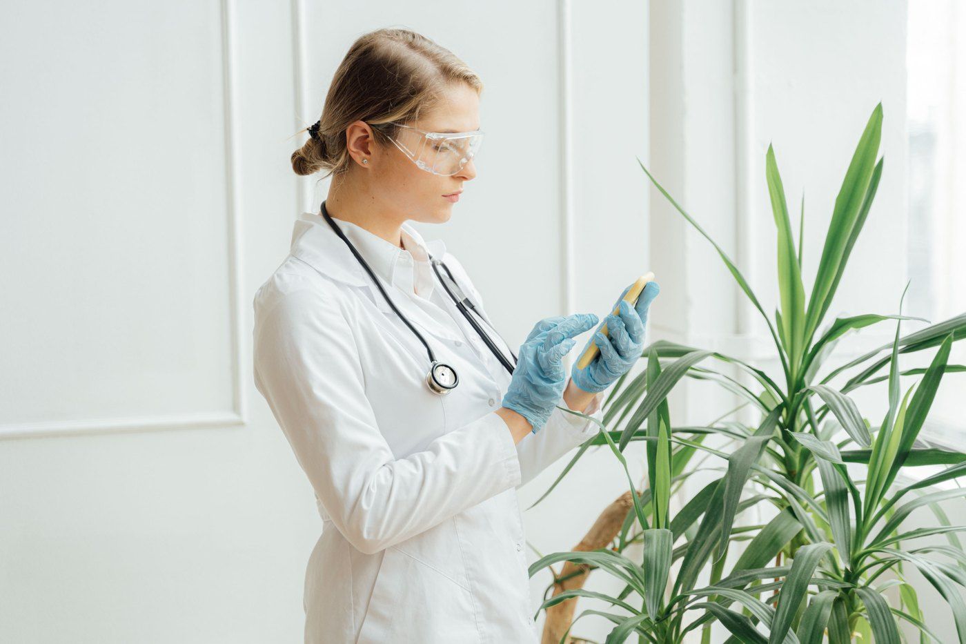 Doctora revisando información de un paciente en una tablet
