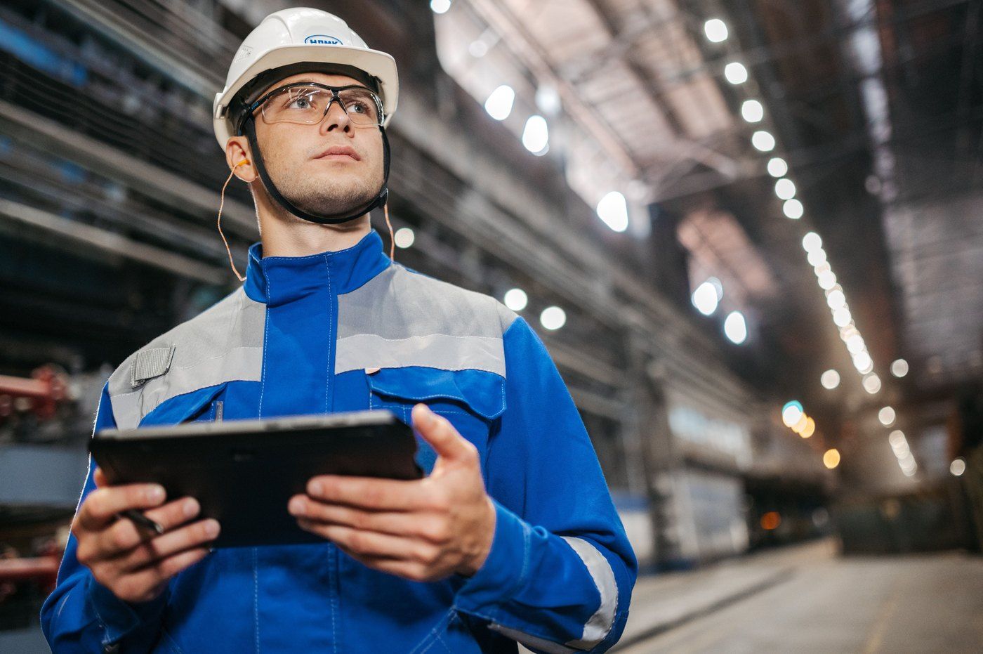 Técnico industrial revisando una orden de trabajo en tablet